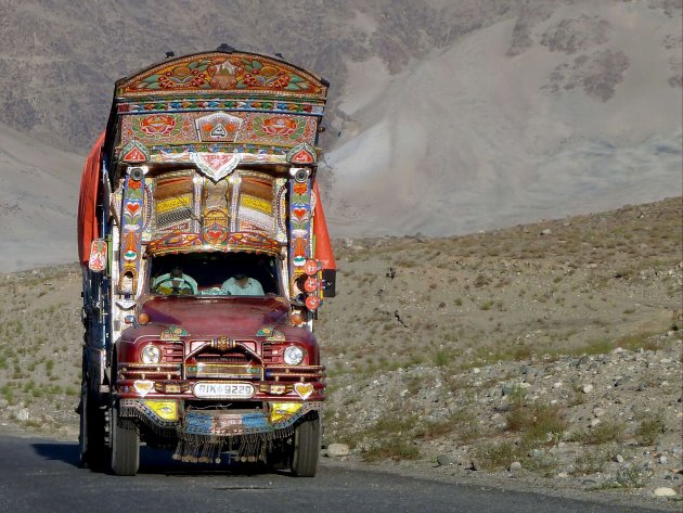 Een Pakistaans vrachtwagen.