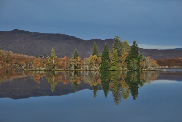 Schotse herfst-spiegelingen