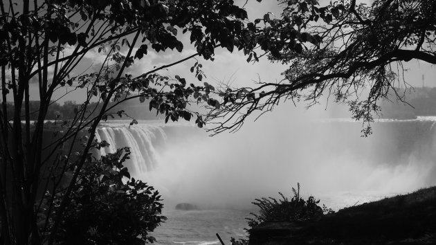 Niagara Falls in black & white