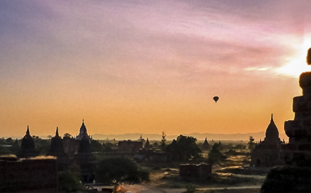 zonsondergang Bagan met luchtballon