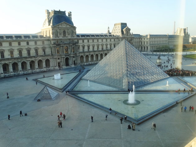 De piramide van het Louvre