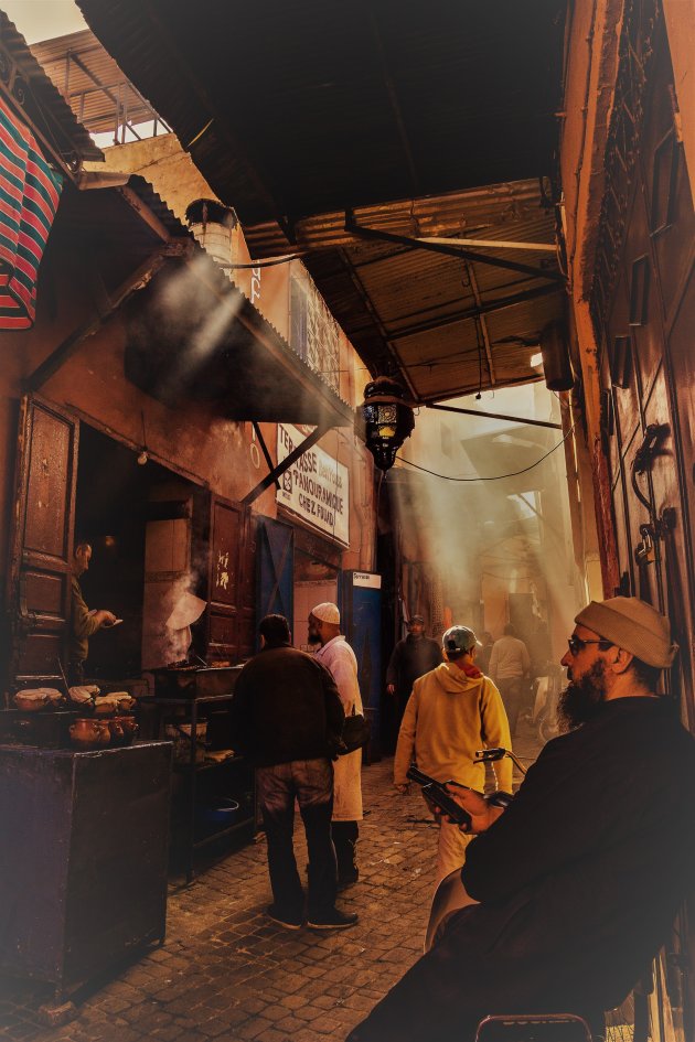 Magisch licht in een straatje van Marrakech