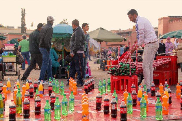 Een flesje hengelen op het Djemaa el Fna plein in Marrakech