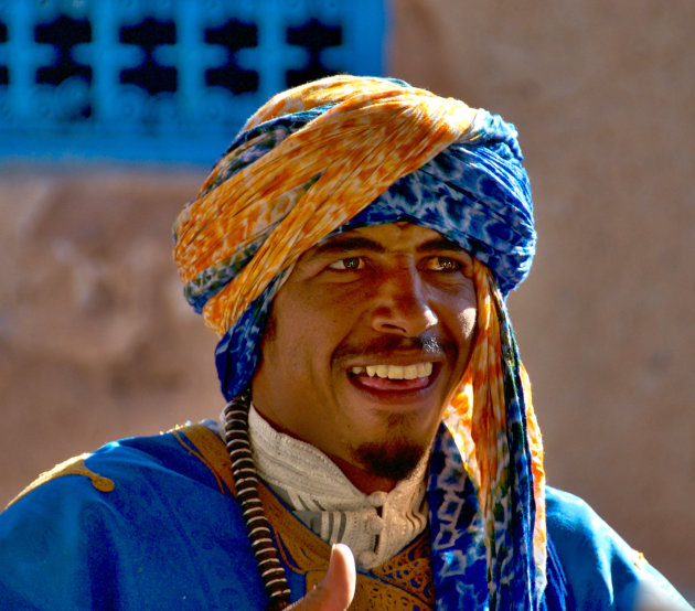 Vrolijke marokaanse muzikant