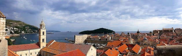 Panorama Dubrovnik met uitzicht op het eiland Lokrum