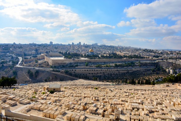 Jeruzalem met de graven op de Olijfberg