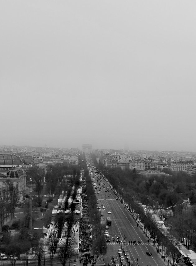Mist boven Parijs