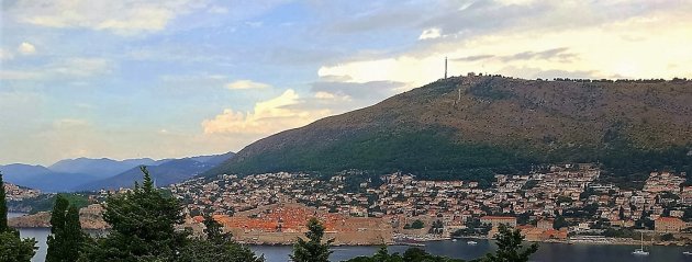 Vestingstad Dubrovnik en berg Srd vanaf ford Lokrum