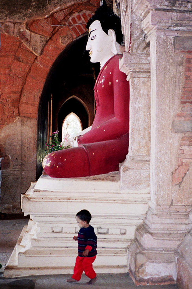 Boeddha en kind in tempel