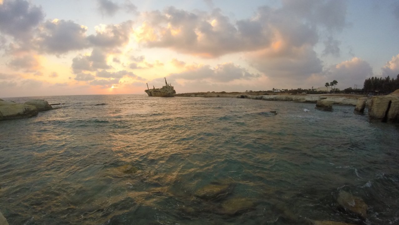 Half gezonken schip aan kust tussen Akamas en Paphos