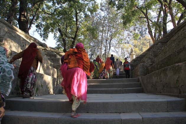 Op de trappen bij Pashupatinath
