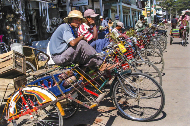 Wachtende trishaw's in Mandalay