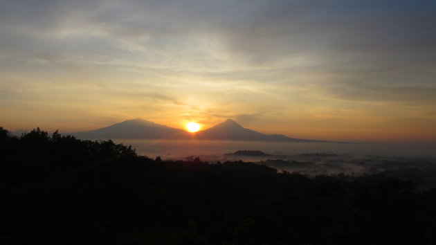 Zonsopgang met de Merapi Vulkaan en de Borobudur