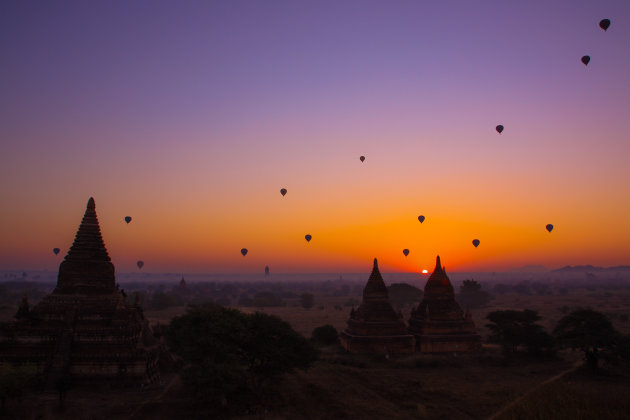 Zonsopkomst in het mystieke Bagan.