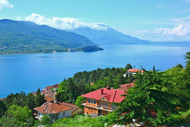 Zicht vanaf de heuvels op het meer van Ohrid