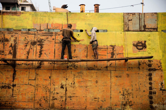 Working in a Bangladesh shipyard II