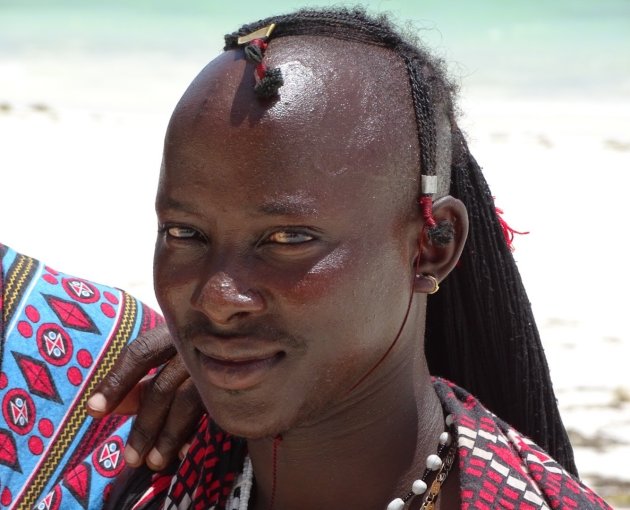 Maasai op wit strand