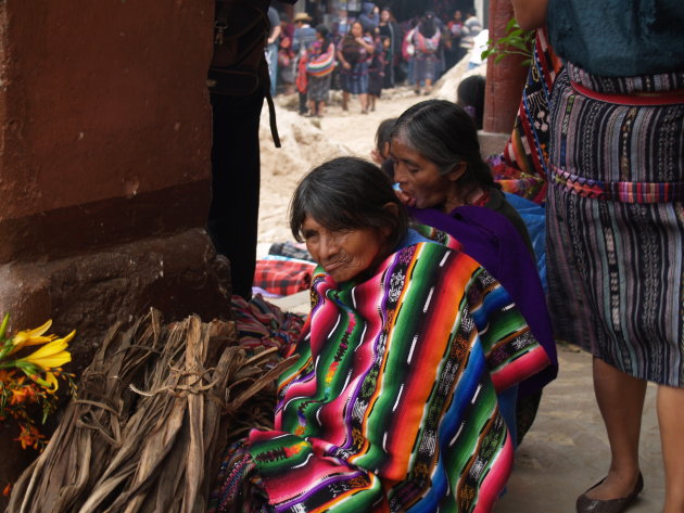 oude indianenvrouw in gekleurde kledij