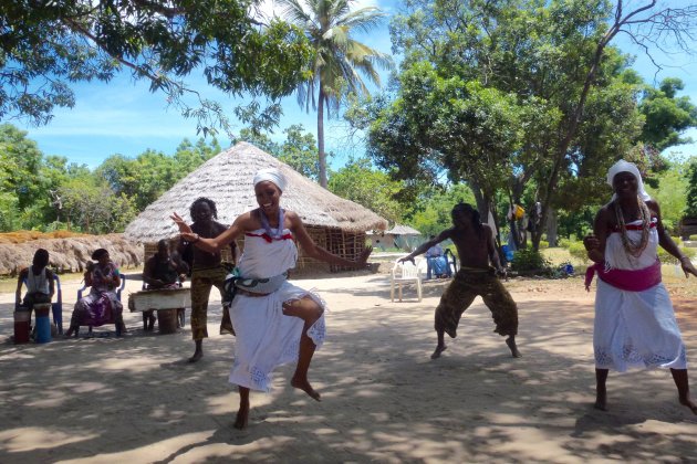 Afrikaanse huttenmuseum met swingende dansmuziek 