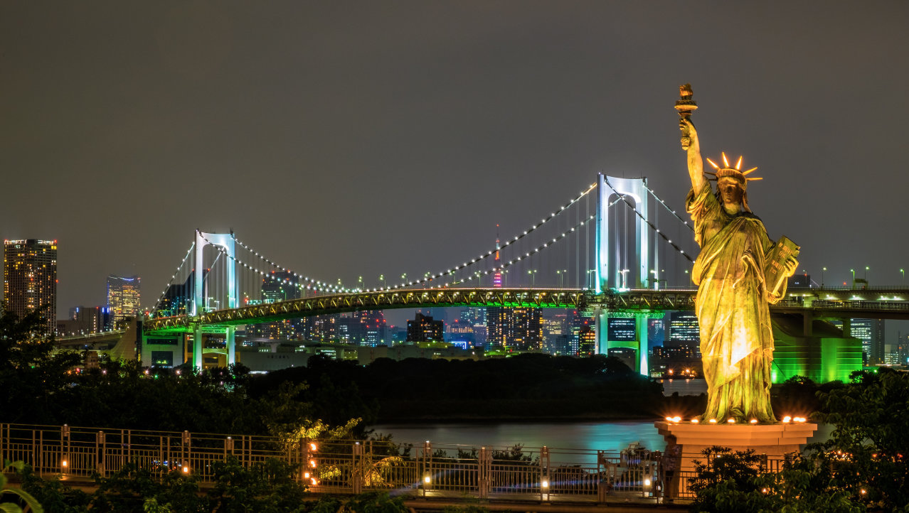 Tokyo, de rainbow bridge bij nacht
