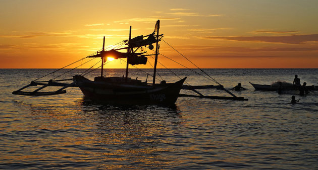 vissersboot bij zonsondergang