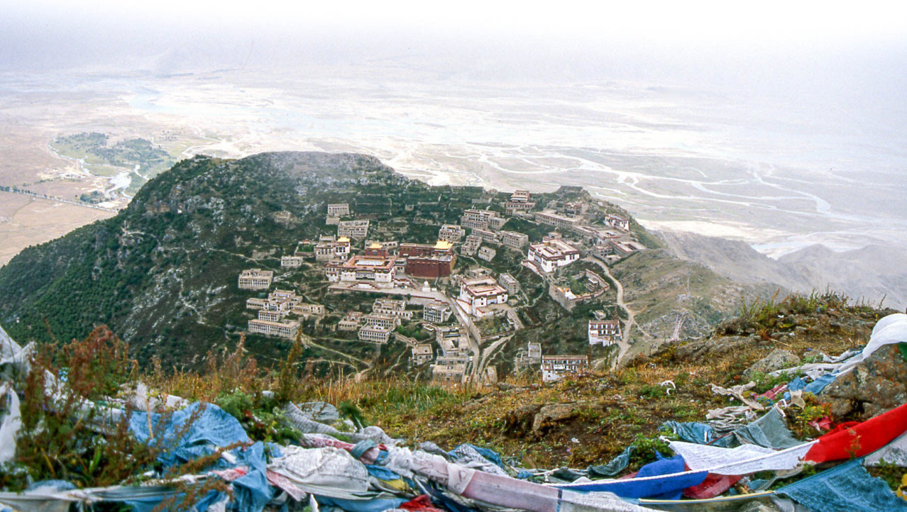 Uitzicht over Ganden monastery