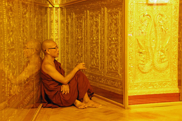 Monnik in Botahtaung Pagoda