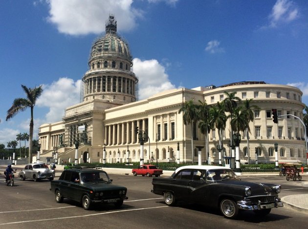 Russen en Amerikanen gebroederlijk naast elkaar op straat in Havana
