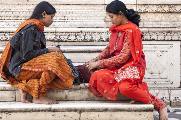 Twee vrouwen in Brahma tempel
