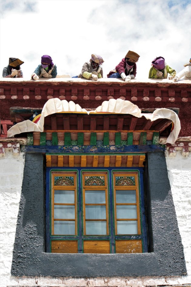 aan het werk op de Jokhang tempel