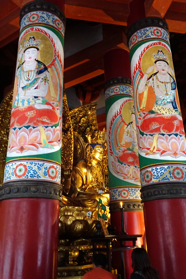 Gouden boeddha's naar alle windstreken op Koyasan