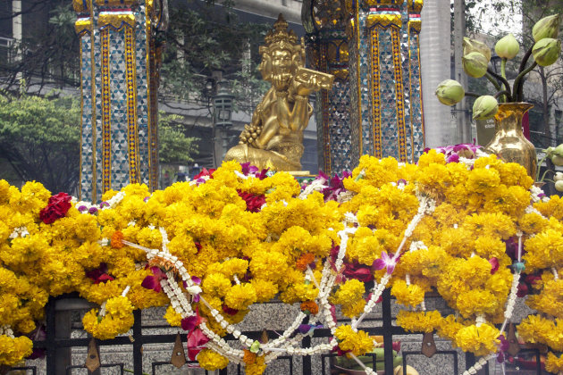 Bloemenoffers Erawan shrine in Bangkok