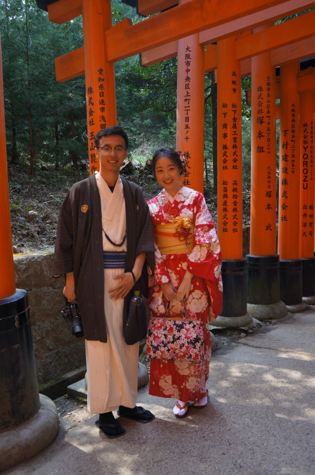 Verliefd stelletje bij de Fushimi Inari Shrine