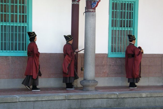 Monniken in Confucius tempel doen hun ronde
