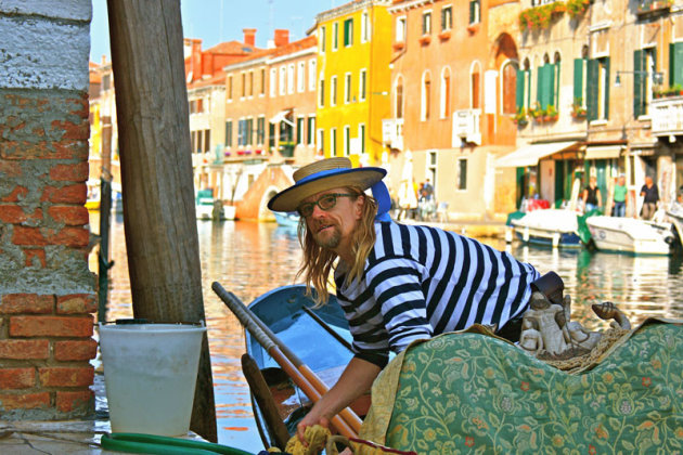 Een gondelier in de oude Venetiaanse wijk 'het Ghetto
