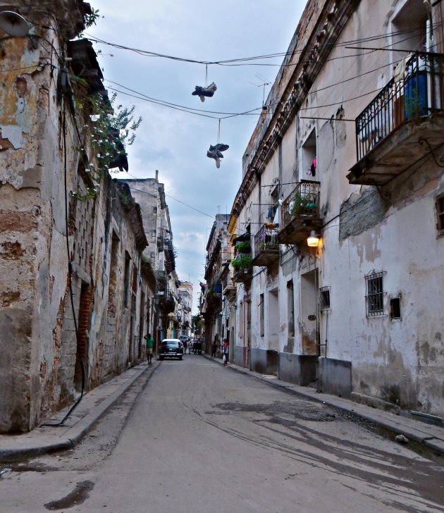 Slenteren door de straten van Havana