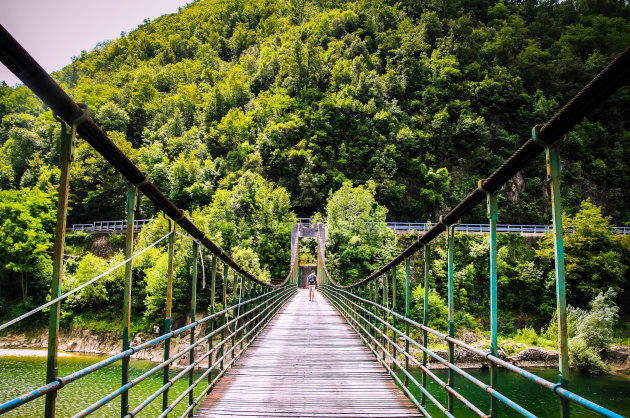 De houten brug op de rivier Fiume Vara.  