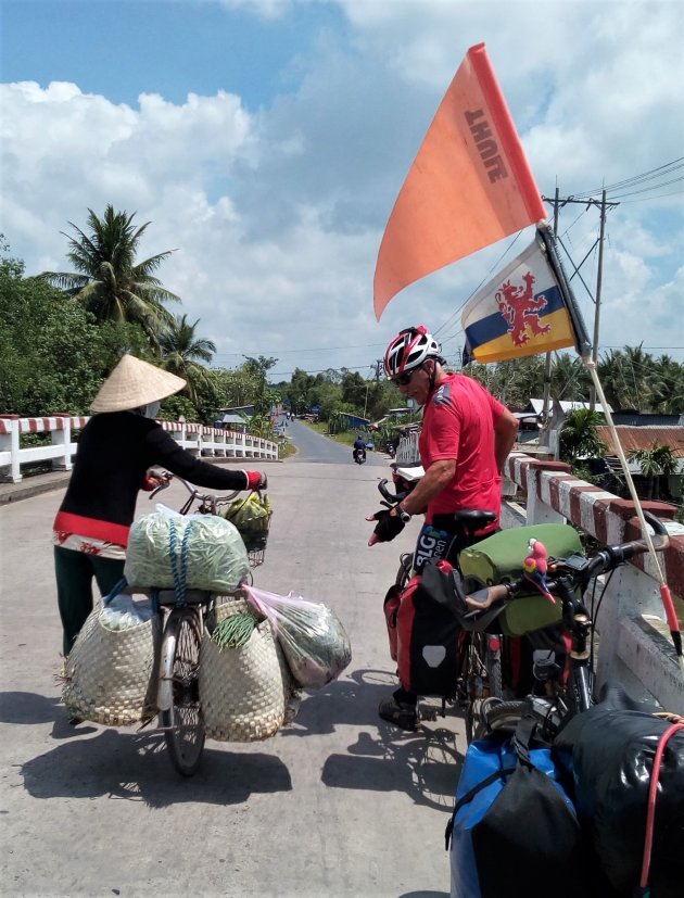 fietsend zij aan zij op pad in de Mekong Delta