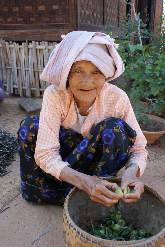 Mooie oude vrouw in Bagan