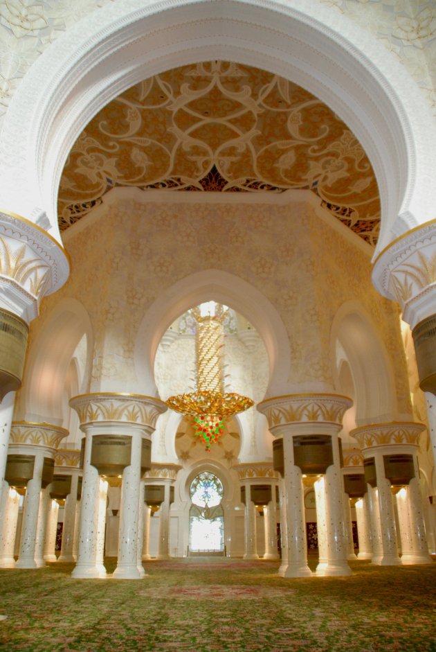Doorkijkje in de Sheikh Zayed Grand Mosque