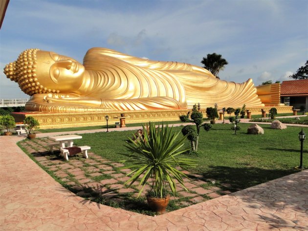 Gouden liggende Boeddha.