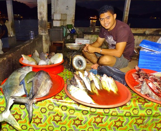 Op de vismarkt in Labuan Bajo