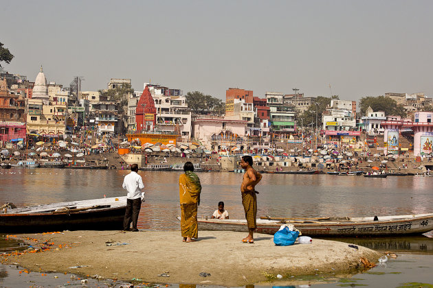 Kijkje vanaf de overkant van de Ganges op Varanasi