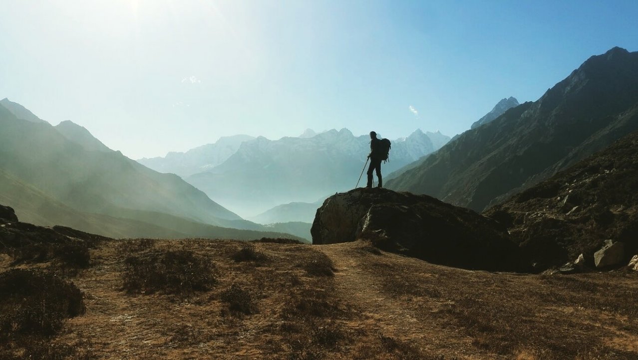 Hiken in Khumbu Vallei onderweg naar het basiskamp van de Mount Everest