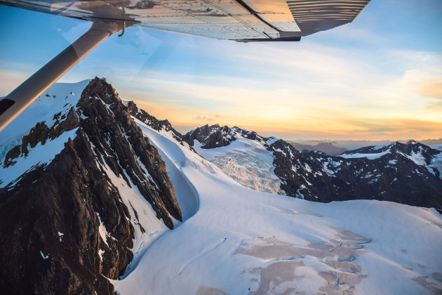 Chili: Vliegen over een gletsjer tijdens zonsondergang.