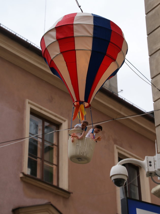 de vrolijke lucht ballonnen met zwaaiende poppen