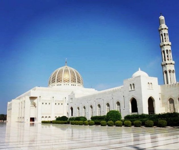 De hagelwitte Sultan Qaboos moskee in Muscat, Oman
