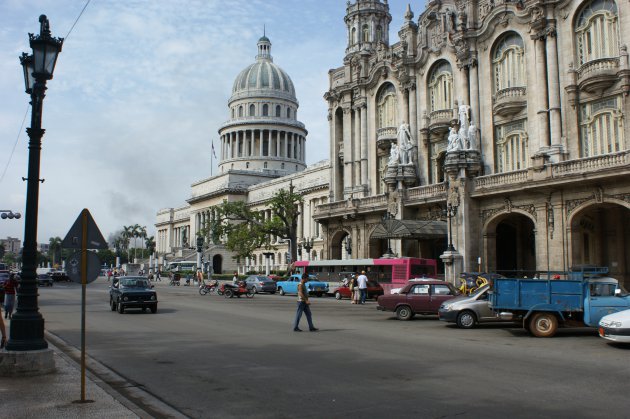 Straatbeeld Havana bij El Capitolio