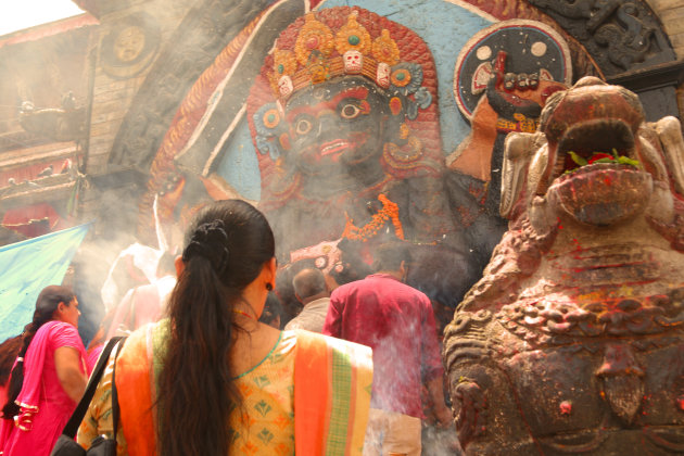 In aanbidding voor de god Kali, Kathmandu, Nepal