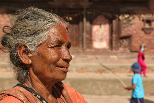 Vrouw op Durbar plein Kathmandu